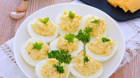 Яйца фаршированные сыром и чесноком