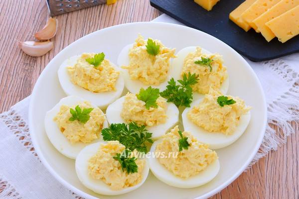 Яйца фаршированные сыром и чесноком