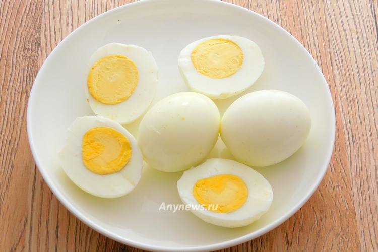 Яйца очистить и разрезать на две части