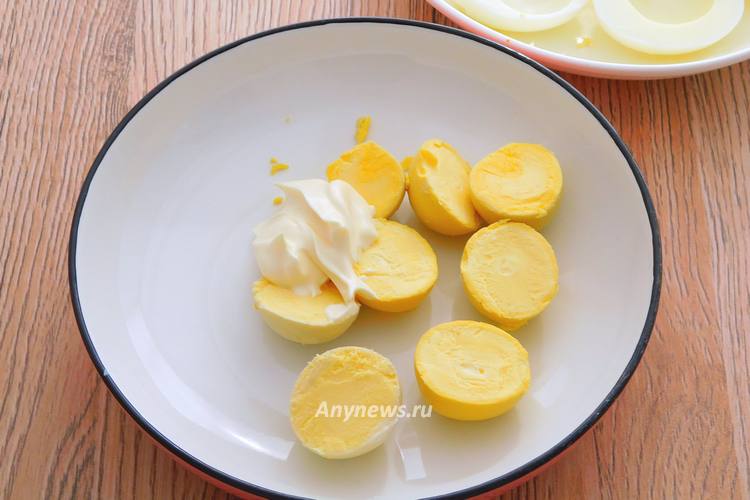 Извлечь желтки и добавить майонез