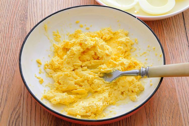 Растереть желтки вилкой до однородной кашицы