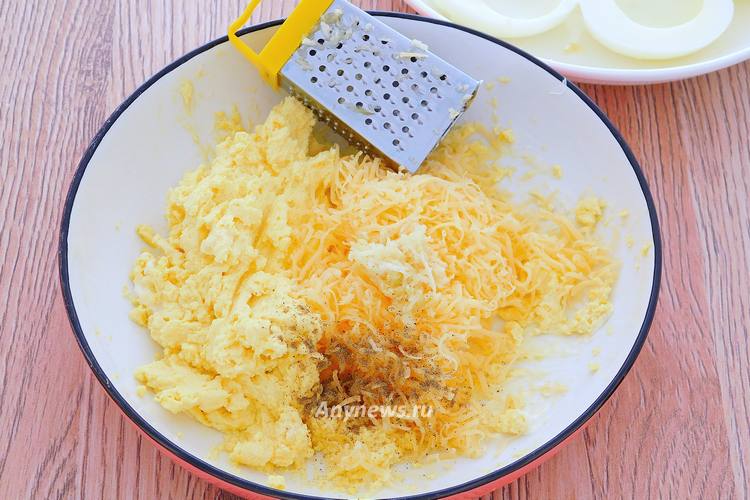 Сыр натереть в мелкую стружку, чеснок выдавить через пресс