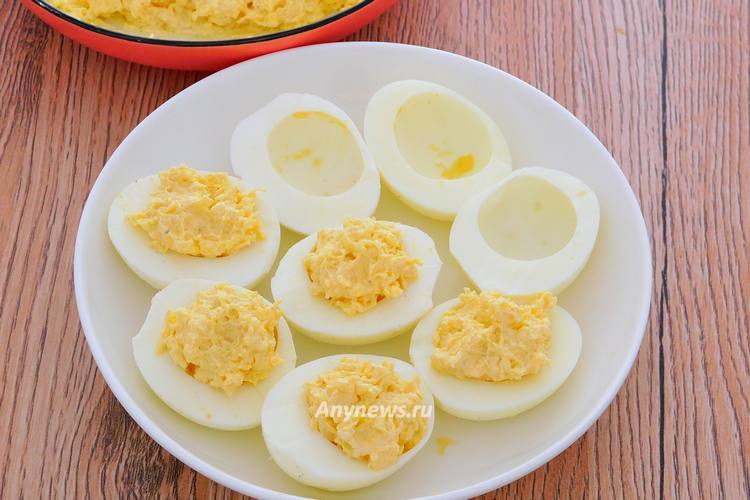 Ложкой заполнить углубления в белках подготовленной начинкой