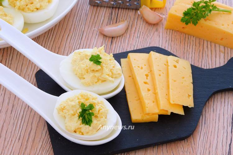Яйца фаршированные сыром, чесноком и майонезом