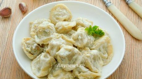 Пельмени в сливочном соусе на сковороде