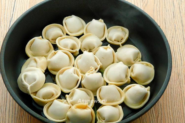 В кипящую воду высыпать пельмени