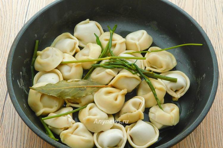 Прогреть пельмени в течение 2-3 минут, вода вся впитается