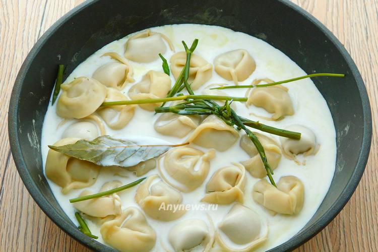 Влить в сковороду сливки