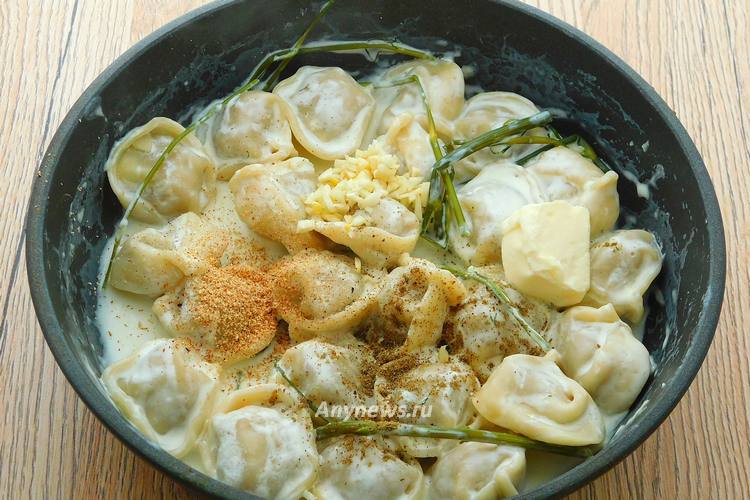Тушить пельмени в сливочном соусе на сковороде 10 минут