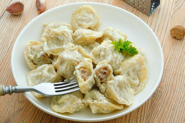 Вкусные пельмени в сливочном соусе на сковороде