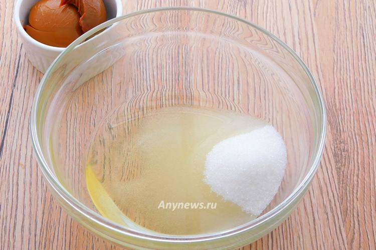 В миску поместить сахар и растительное масло