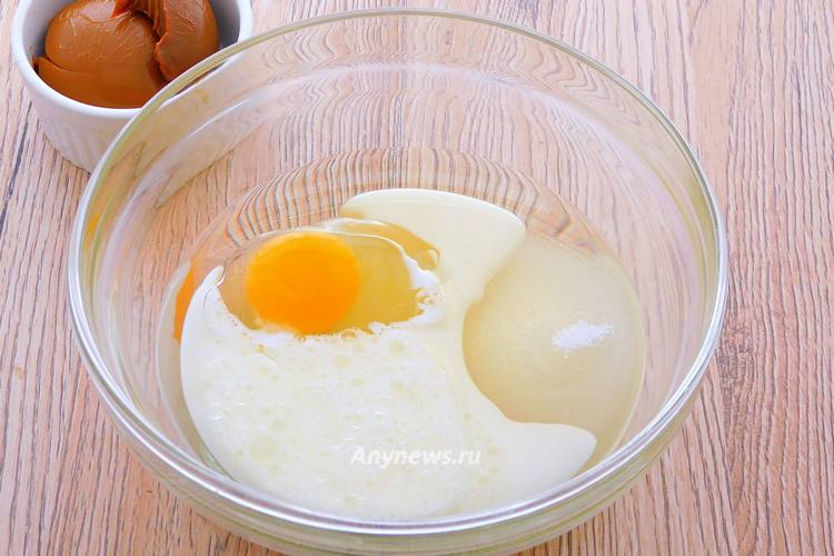 Разбить яйцо, влить молоко