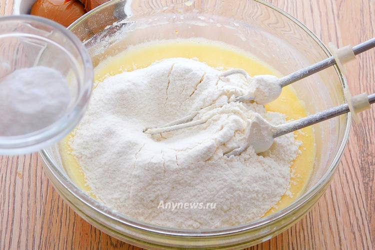 Ввести муку и разрыхлитель для теста