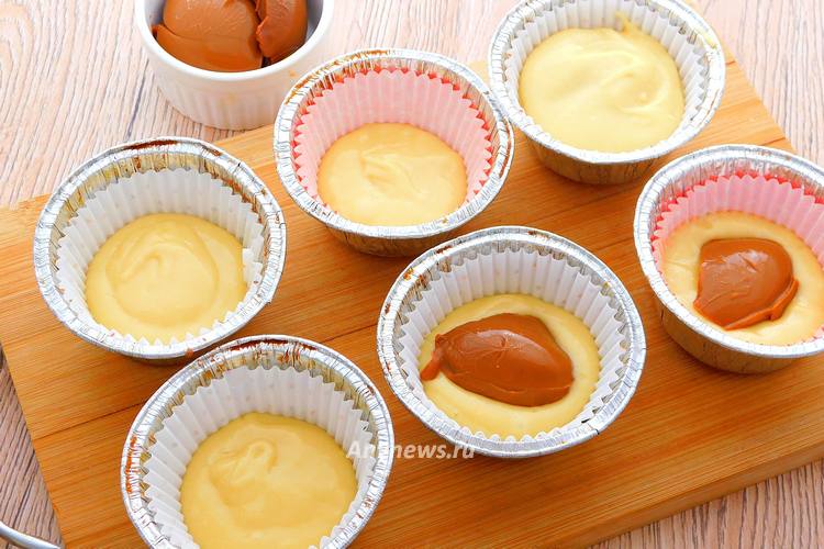 Выложить столовую ложку теста в формочку