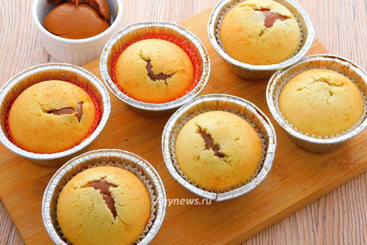 Выпекать кексы в формочках со сгущенкой внутри 25 минут