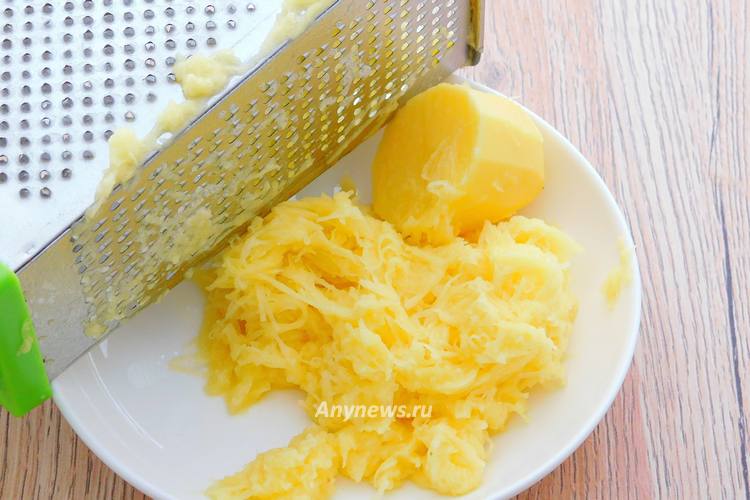 Картофель натереть в мелкую стружку