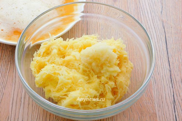 Натереть в кашицу репчатый лук