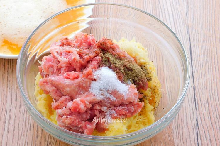 Добавить свиной фарш, соль и черный молотый перец