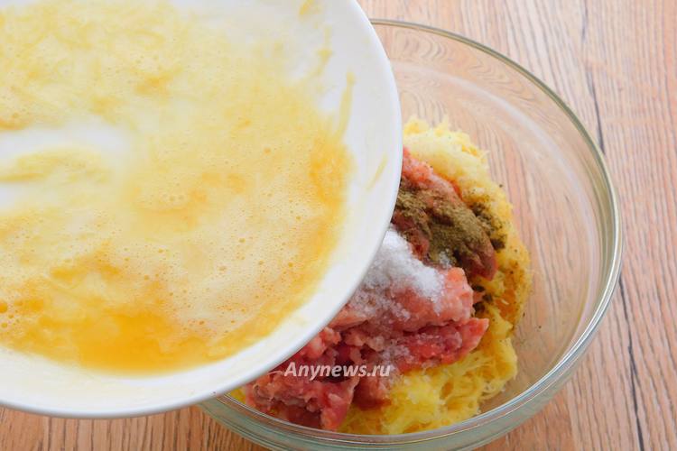 крахмал со дна тарелки переложить в миску