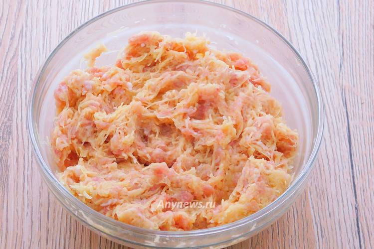 Перемешать продукты в миске