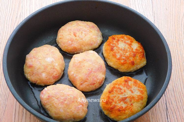 Жарить ленивые колдуны из картофеля с фаршем на сковороде до подрумянивания