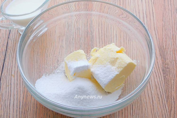 В миску выложить сливочное масло и сахарную пудру