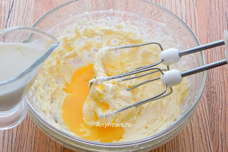 Взбить сахар с маслом до пышности и растворения крупинок