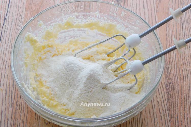 Всыпать разрыхлитель и половину пшеничной муки