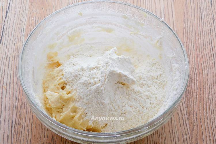 Ввести в тесто остальную муку