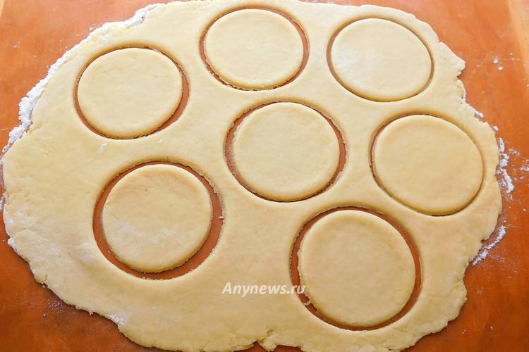 Вырубкой 8-10 см вырезать круглые заготовки печенья