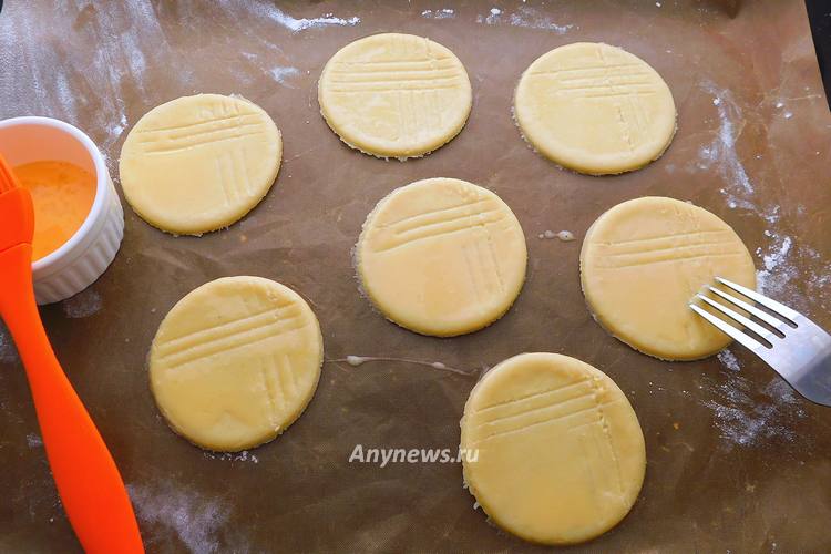 Смазать поверхность молочных коржиков яйцом