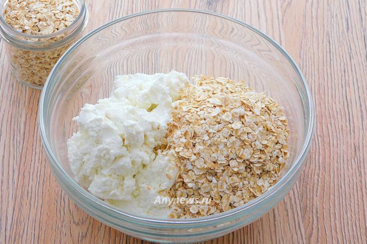 В миску выложить творог, всыпать овсяные хлопья