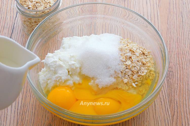 Разбить яйца, добавить сахар, влить молоко