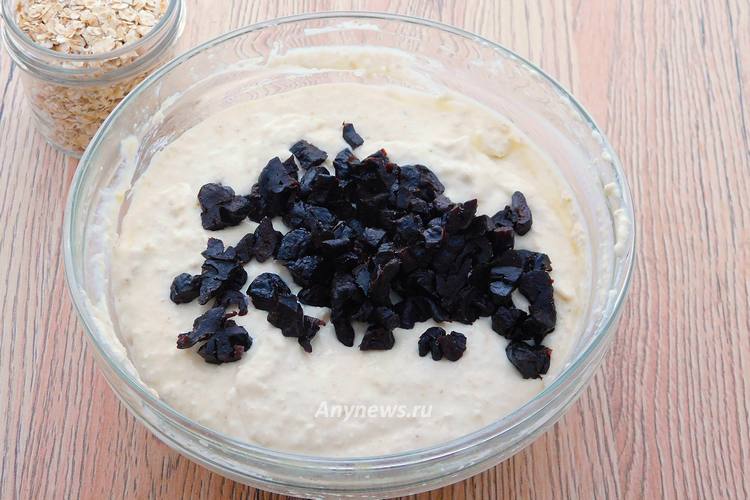 Чернослив нарезать и высыпать в тесто