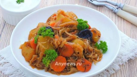Тушеная капуста с картошкой на сковороде