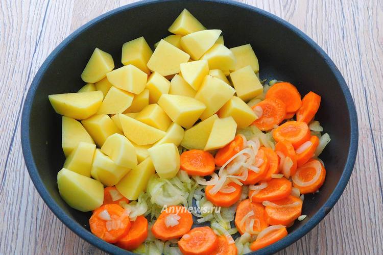 Морковь, лук и картофель выложить на сковороду