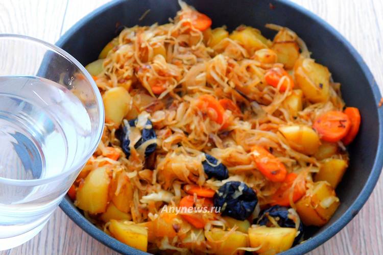 Влить в сковороду к капусте воду