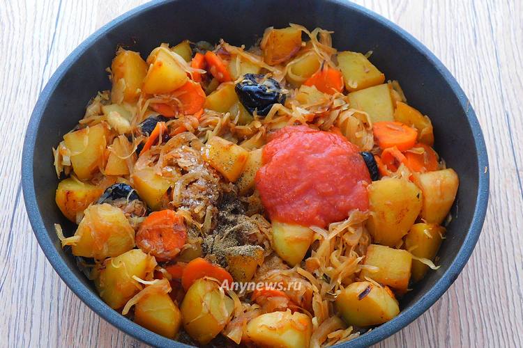 добавить томатный кетчуп, соль и приправы