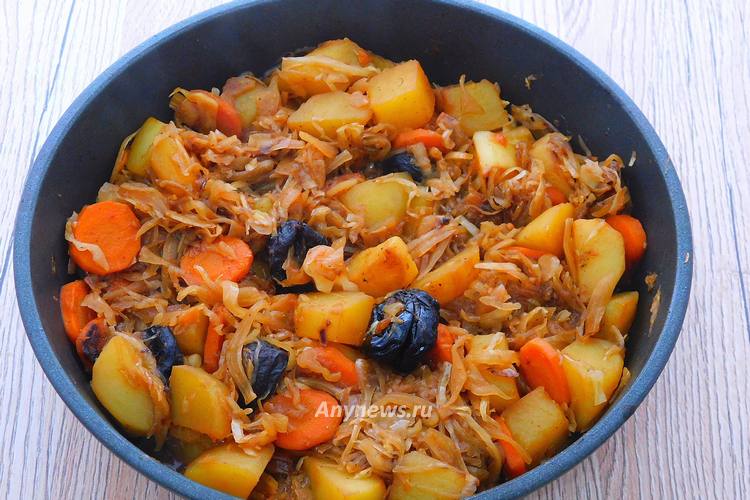Тушеная капуста с картошкой и черносливом на сковороде