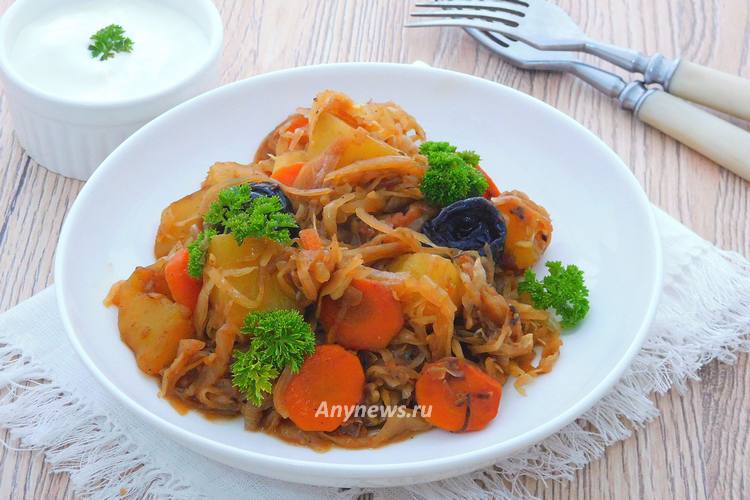 Тушеная свежая капуста с картошкой на сковороде - рецепт