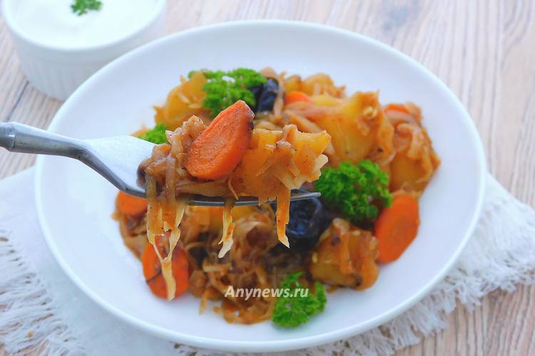 Тушеная капуста с картошкой на сковороде - рецепт