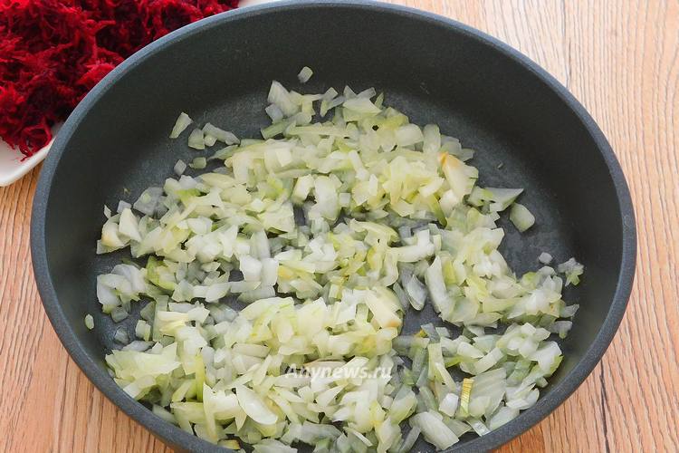 Репчатый лук нарезать, выложить в сковороду
