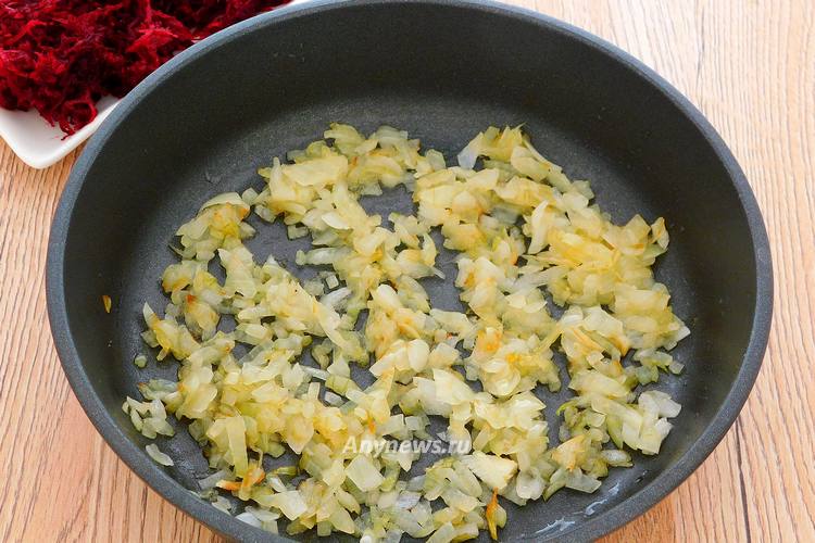 Обжарить лук до мягкости и прозрачности