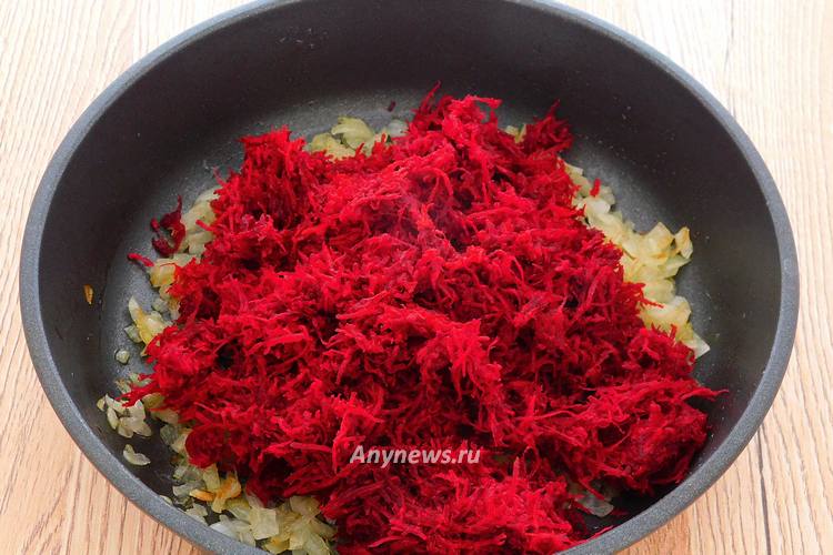 Свеклу натереть в мелкую стружку