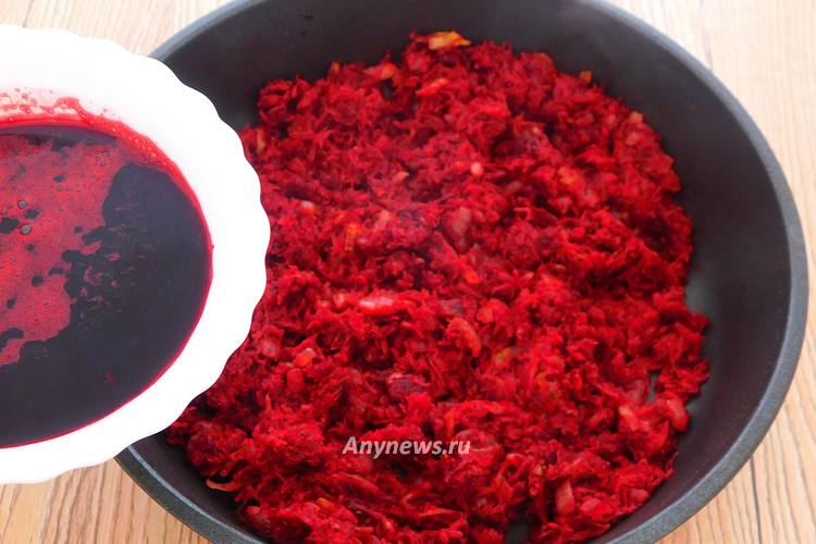 жарить свеклу и лук на сковороде 5-7 минут