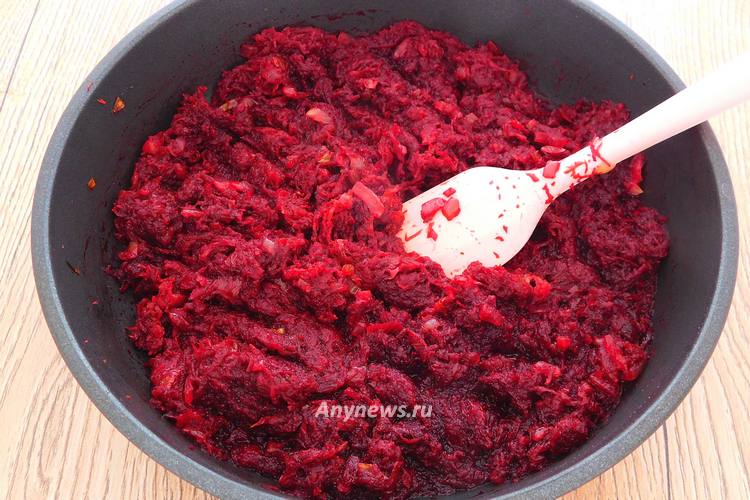 Влить свекольный сок в сковороду