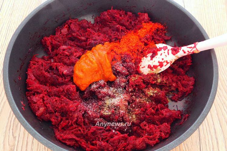 тушить икру из свеклы на сковороде 15-20 минут
