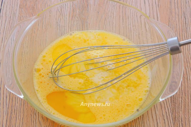 Влить растительное масло и половину молока