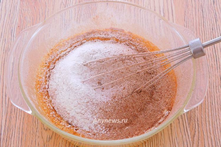 Просеять в миску всю муку и какао порошок