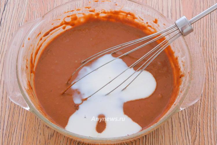 Оставшееся молоко подогреть почти до кипения и добавить в тесто